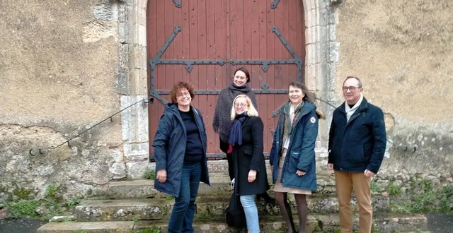 photo  devant l’église de chahaignes : mathilde estadieu, stéphanie barioz aquilon, toutes deux du pays d’art et d’histoire, galiène cohu, maire de loir-en-vallée, conseillère départementale, présidente du pays d’art et d’histoire, dominique peter, maire de chahaignes et au deuxième rang, christelle fournier, adjointe au maire de chahaignes.  &copy;  ouest-france 
