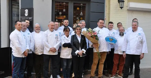 photo  william sarazin vient de recevoir la plaque « les 19 bonnes tables sarthoises » des mains de xavier frenot (à droite).  &copy;  le maine libre 