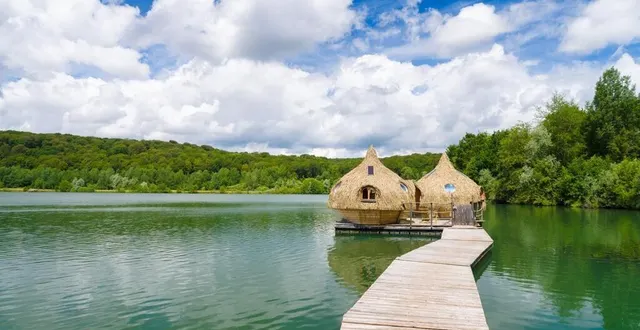 photo  à chassey-lès-montbozon, en franche-comté, coucoo a aménagé avec ses cabanes le domaine des grands lacs. à chemiré-en-charnie, la société basée dans l’oise envisage l’implantation de 25 à 30 cabanes sur le site du moulin de l’abbaye d’etival.  &copy;  photo : coucoo 