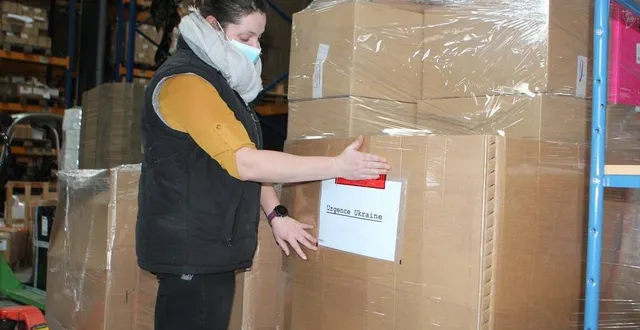 photo  l’entreprise efilog logistique, à la flèche, collecte les dons en nature et les conditionne avant de les charger dans des camions partant pour la pologne.  &copy;  le maine libre 