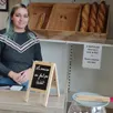 photo  chloé vend du pain. 