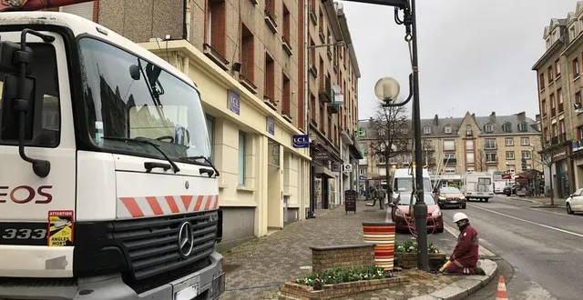 photo  des agents de citéos retirent les mâts des lampadaires à boule ce vendredi 4 mars, rue du 6-juin à flers, dans l’orne.  &copy;  ouest-france 