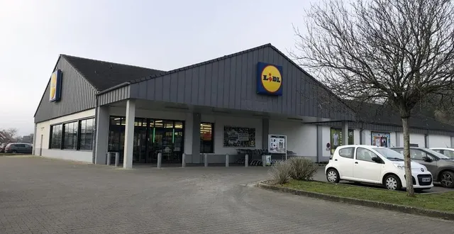 photo  les travaux d’agrandissement du lidl de mareil-en-champagne devraient débuter prochainement et cela même si les élus avaient voté contre une clause de non-concurrence demandée par la chaîne allemande.  &copy;  photo : ouest-france 
