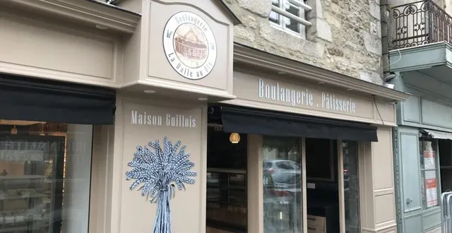 photo  pour réussir à recruter un boulanger et un pâtissier, la boulangerie de la halle au blé, qui doit rouvrir ses portes ce mardi 8 mars 2022 après un mois de travaux, offre un bon d’achat de 200 € à celui ou celle qui lui trouvera la perle rare.  &copy;  ouest-france 