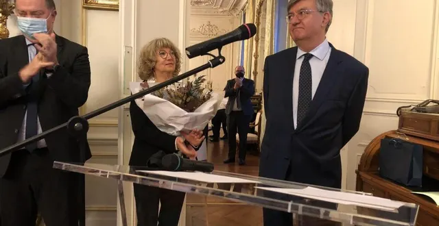 photo  ému, patrick dallennes a été longuement et chaleureusement applaudi. à l’arrière-plan, son épouse paule.  &copy;  ouest-france 