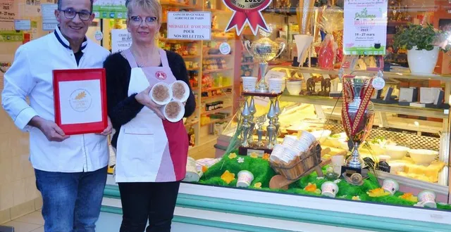 photo  pascal et isabelle buret devant leur vitrine rémymontaise avec le diplôme officiel  &copy;  ouest-france 