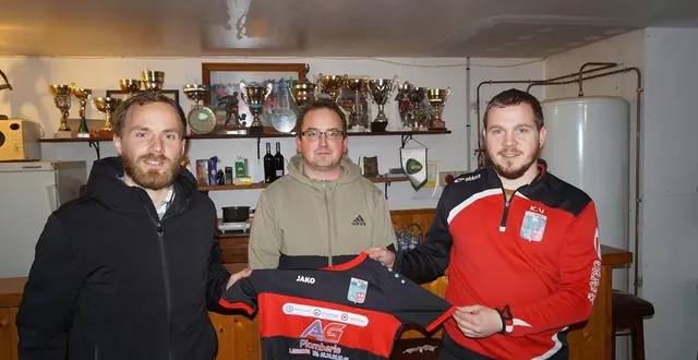 photo  antoine chrétien, entraîneur des u11 ; yoann millet, sponsor, et kévin chrétien, président de l’usfm.  &copy;  ouest-france 