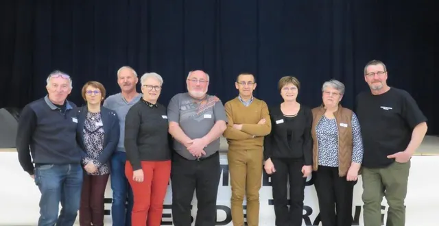 photo  les membres du comité des fêtes avec paulo juste avant le démarrage de son one man show.  &copy;  le maine libre 