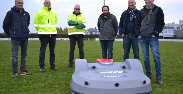 photo  élus et agents des espaces verts de la ville ont assisté à une démonstration du nouveau robot tondeuse sur le stade rémy-lambert.  &copy;  le maine libre 