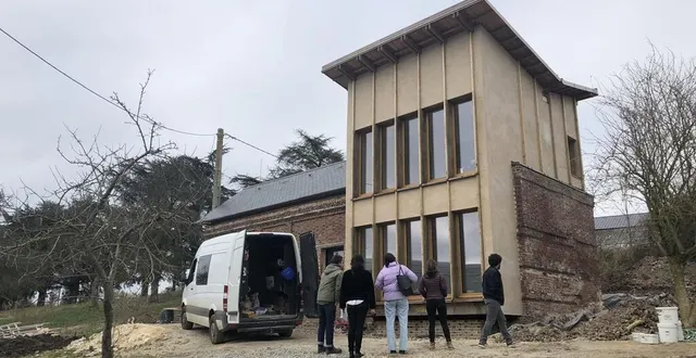 photo  à sap-en-auge, on rénove une longère avec des matériaux écologiques et locaux.  &copy;  ouest-france 