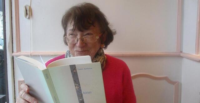 photo  marie-thérèse gibourdel, à la place qu’occupait marguerite duras dans sa pâtisserie charlotte corday, avec un livre que yann andréa lui a offert.  ©  ouest-france 