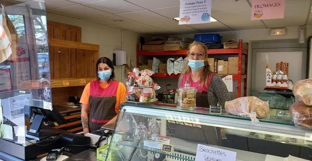 photo  angélique joly ( à droite ) est la responsable de l’épicerie qui bénéficie de l’aide de mélodie (à gauche) et de léonie en renfort le dimanche matin. l’épicerie située en cœur de village voit passer toutes les tranches d’âge. « c’est l’épicerie d’autrefois, un lieu de rencontre qui créé du lien social. »  &copy;  ouest-france 
