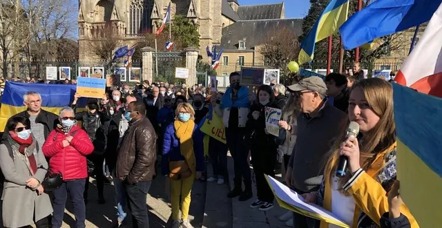 photo  samedi 26 février 2022, kristina (au centre) a organisé cette mobilisation avec succès, puisqu’un millier de personnes ont répondu à son appel à soutenir les ukrainiens en proie aux attaques russes. une collecte de vêtements et de nourriture a été lancée sur la place vers 17 h.  &copy;  archives ouest-france 