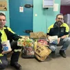 photo  anthony huard et frédéric loublier des ambulances aasa à cerisé, près d’alençon ont reçu une cinquantaine de colis. 