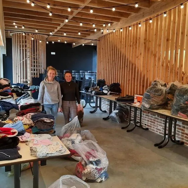 photo à montmerrei, alice rivoal et sandrine charbonnier aident paul nicolas brionne dans le tri des dons, avant l’expédition en pologne.  ©  paul nicolas brionne