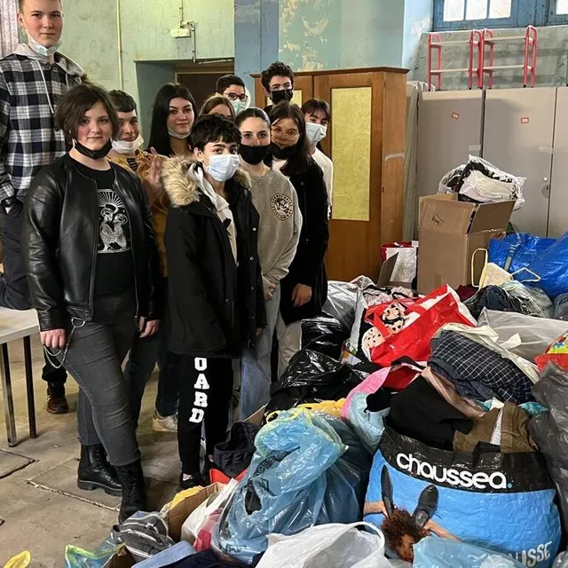photo les élèves de l’établissement saint-françois-de-sales ont participé au déchargement des sacs de vêtements collectés à alençon.  ©  ouest-france
