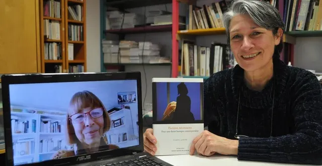photo  marie-geneviève massé, fondatrice de la compagnie de danse baroque l’éventail, présente le livre écrit par chantal lapeyre (sur écran) : « fictions nécessaires, pour une danse baroque contemporaine ».  &copy;  le maine libre 