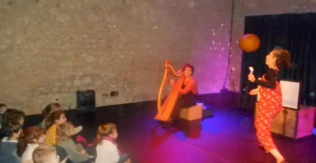 photo  louise marty à la harpe et nicole pougheon, conteuse, présentent leur spectacle : « coucou j’arrive ! »  &copy;  ouest-france 