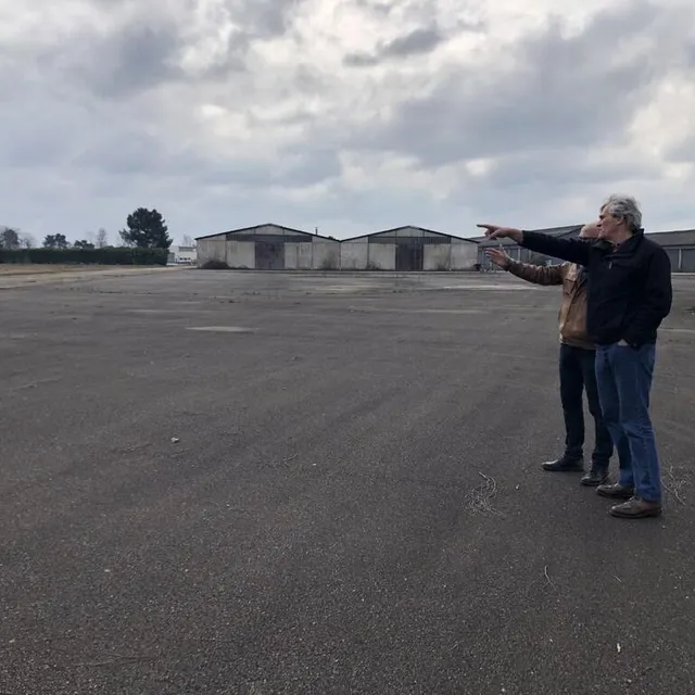 photo stéphane le foll échange avec christophe counil sur le devenir du site.  ©  le maine libre