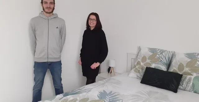 photo  kelven, jeune volontaire en service civique et marion, intervenante en action sociale animent l’appartement pédagogique et accueillent les visiteurs.  &copy;  le maine libre 