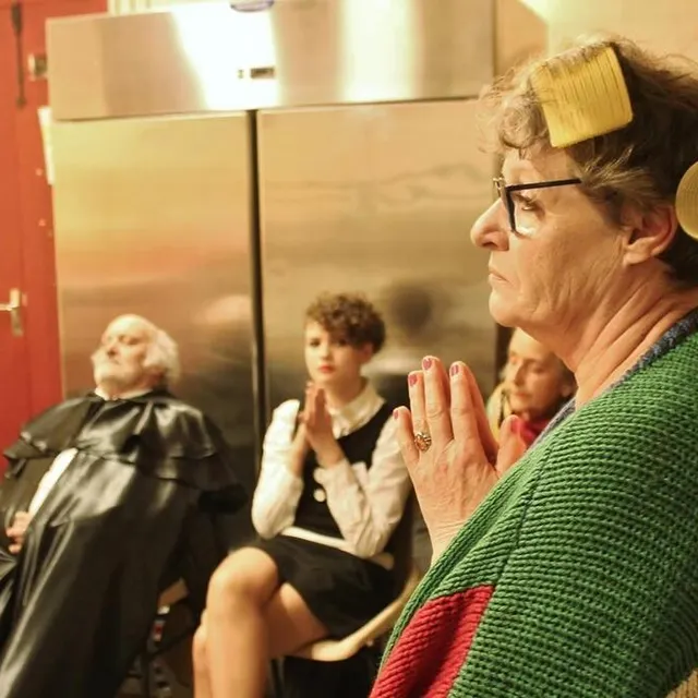 photo isabelle maunoury, alias adèle, la femme d’anatole veauluisant, se concentre.  ©  ouest-france