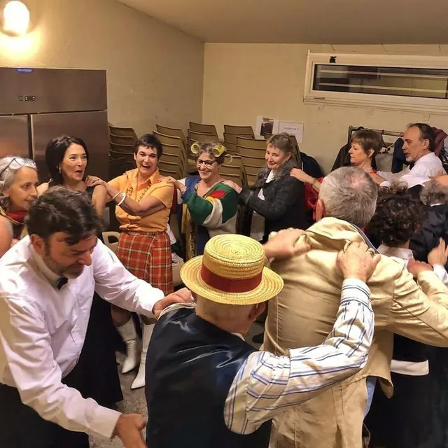 photo l’échauffement joyeux des vilains avant de monter sur scène.  ©  ouest-france