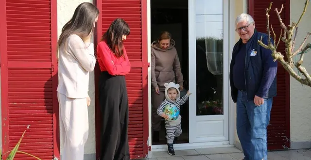 photo  denis, ukrainien de 2 ans, découvre le jardin de michel gandon, qui l’accueille à damigny, près d’alençon, le temps que les combats dans son pays cessent.  &copy;  ouest-france 