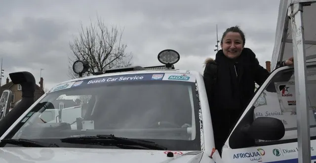 photo  morgane riche est venue sur le marché de sablé, samedi 5 mars, présenter son véhicule recouvert des autocollants de ses sponsors.  &copy;  le maine libre 