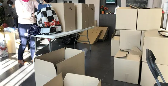 photo  en mairie de sablé-sur-sarthe, les dons affluent. un premier tri est opéré avant un second qui précédera l’expédition vers l’ukraine en fin de semaine.  &copy;  photo : ouest-france 