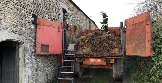 photo  à 19 h, les pompiers évacuaient encore la paille.  &copy;  ouest-france 