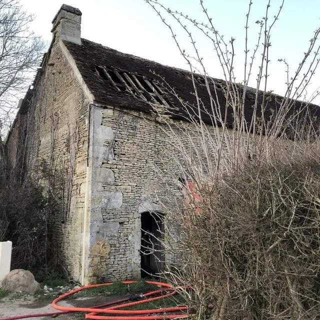 photo les pompiers ont fait un trou dans le toit pour accéder au feu.  ©  ouest-france