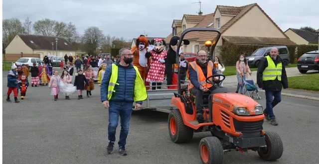 photo  le bonhomme carnaval a fait une longue balade dans la commune avant d’être  symboliquement brûlé.  &copy;  ouest-france 