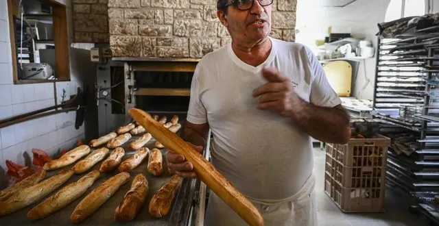photo  saint-saturnin vendredi 18 février 2022. thierry ozan, à quelques jours de prendre sa retraite, est en colère. cette baguette à 29 centimes, « c’est nous manquer de respect. »  &copy;  photo le maine libre-denis lambert 