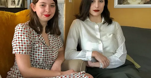 photo  joséphine burghardt et emma lange, anciennes lycéennes de jeanne-d’arc, à argentan (orne), ont créé la flamme résistante.  &copy;  ouest-france 