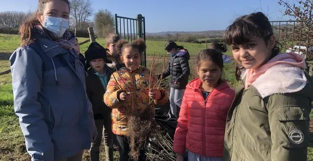 photo  les écoliers du village mobilisés entre autres autour de l’animatrice, samuele perrault pour le département, et du maire, pierre boulard.  &copy;  le maine libre 