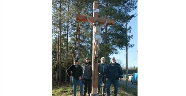 photo  l’imposante croix a pu retrouver sa place à l’entrée du bourg.  &copy;  le maine libre 