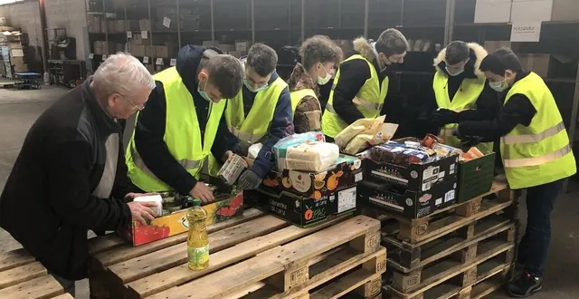photo  quelques lycéens trient les aliments collectés, après avoir été conseillés par andré boittin, bénévole au centre de distribution des restos du cœur d’alençon.  &copy;  ouest-france 