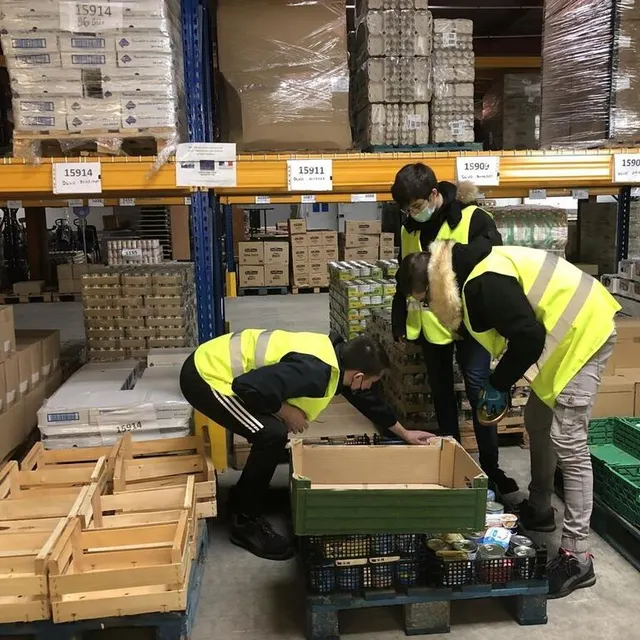 photo le projet mené avec les restos du cœur permet aux jeunes de pratiquer la logistique sur le terrain.  ©  ouest-france