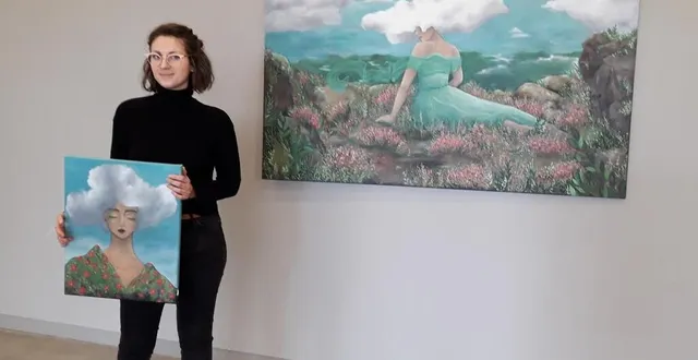 photo  pauline bailly réalise beaucoup de croquis, tout au pastel sec, des esquisses, en vue d’être peintes à l’huile. elle souhaite à tous ceux qui ont envie de voir l’exposition, de venir rêver avec ses femmes-nuages. le prochain projet d’exposition de pauline sera à la menuiserie à vire.  &copy;  ouest-france 