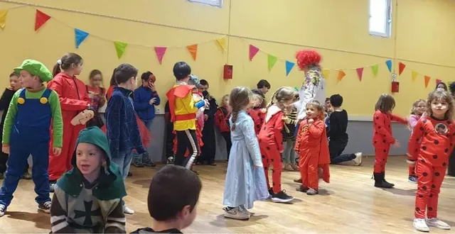 photo  ateliers, chants, danses ont ponctué l’après-midi, avec en point d’orgue, un défilé dans la commune. les enfants étaient ravis de partager ce moment festif avec leurs parents et la joie se lisait sur les visages épanouis.  &copy;  ouest-france 