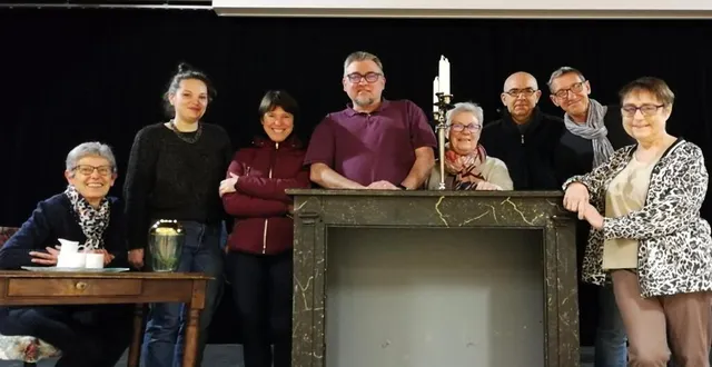 photo  christophe decker, près du chandelier, encadré de la troupe.  &copy;  ouest-france 