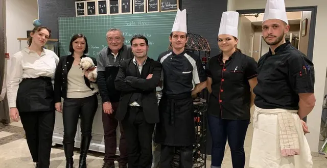 photo  alyssa, sonia, franck, benjamin, romain, zoé et gaylord constituent l’équipe actuelle de l’hôtel-restaurant le védaquais.  &copy;  ouest-france 