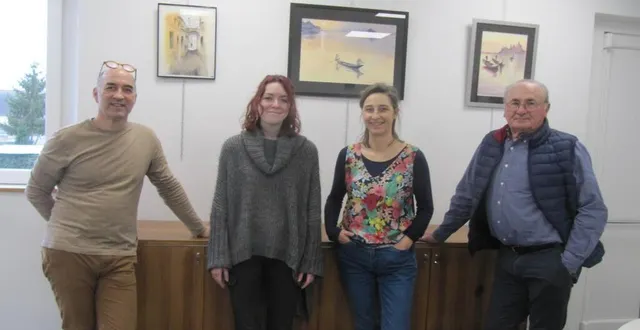 photo  de gauche à droite : bruno caillé, axelle karanfilli, médiatrice culturelle et mathilde fourez-guyomarch', coordinatrice du réseau des médiathèques d’athis-val-de-rouvre ; jean-pierre déréac, élève de l’atelier vogaquarelle.  &copy;  ouest-france 