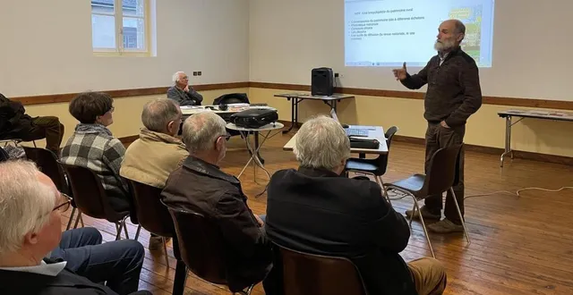 photo  françois pasquier (maisons paysannes de france) et jean-claude pellemoine (fondation du patrimoine) ont animé la réunion.  &copy;  le maine libre 
