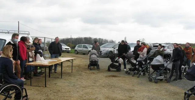 photo  parents et bébés étaient rassemblés devant les élus et valérie radou, conseillère régionale.  &copy;  ouest-france 