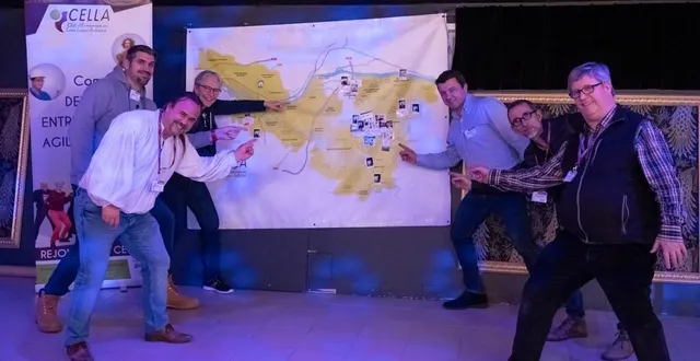 photo  les membres du cella (à gauche) : alexis joyeux, jean levrault, nathalie cante ; (à droite) christian bouhiron, stéphane martins et jacques landreau invitent entreprises et associations du territoire à l’une des trois soirées qu’ils organisentpour créer une application mobile des offres du territoire.  &copy;  ouest-france 