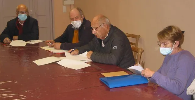photo  de gauche à droite : gérard rosé (maire), étienne de winter (secrétaire), michel bourgault (président), ghislaine sigoilot (trésorière).  &copy;  ouest-france 