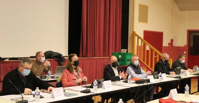 photo  les membres du bureau de la communauté de communes maine saosnois avec, au centre, le président frédéric beauchef.  &copy;  le maine libre 