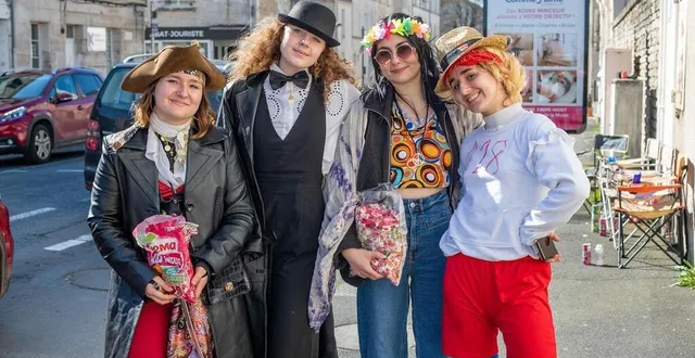 photo  quatre lycéennes costumées, ce mercredi 9 mars, dans la rue du 14-juillet.  &copy;  co – eric chauvet 