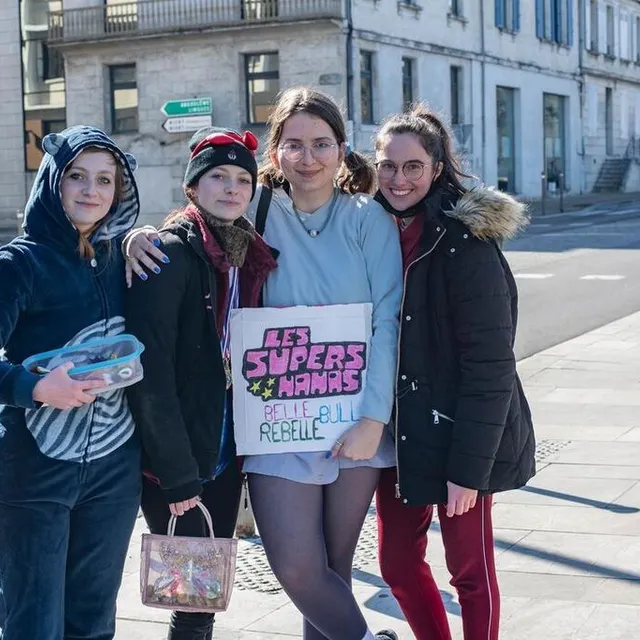 photo « les super nanas » sont dans la place, en haut de la brèche.  ©  co – eric chauvet